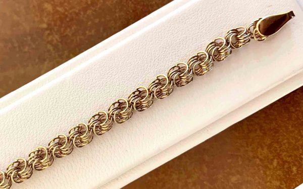 Фото лежит на подложке Золотий браслет БС012