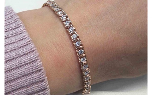 Золотой браслет БС290 на руке