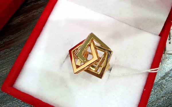 Фото красивое Золотое кольцо КБ360 подарочной коробке