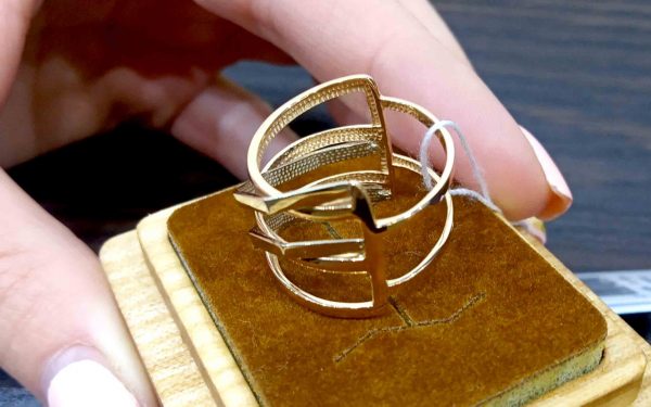 Золотое кольцо КБ451 Фото Золотое кольцо КБ451 вид сверху на подставке