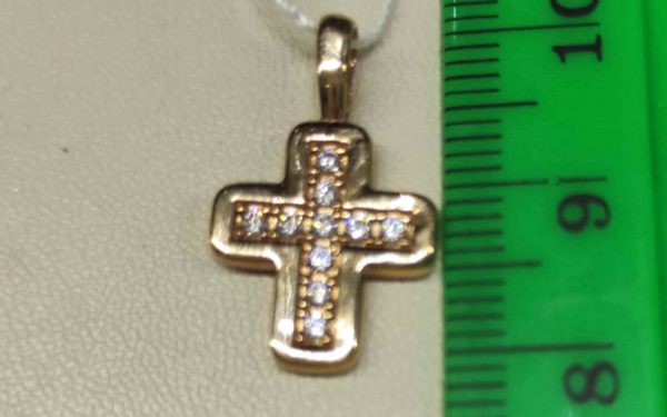 фото Золотой крести КР112 возле зеленой линейки