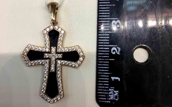 ФОТО Золотой крестик КР160.14 в с черной эмалью возле линейки