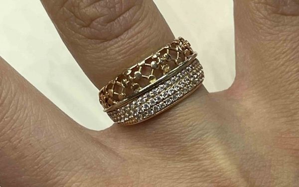 фото Золотое кольцо КВ2333 на пальце