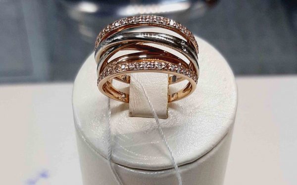 фото золотое кольцо КВ2681 на подставке