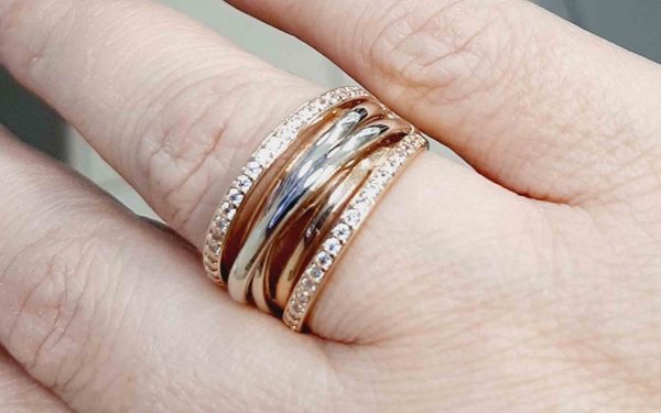 фото золотое кольцо КВ2681 на руке