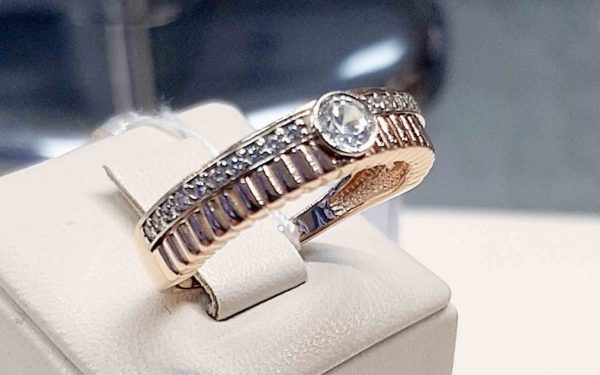 фото Золотое кольцо КВ2705 вид сбоку зажато фиксатором