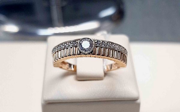 фото Золотое кольцо КВ2705 на подставке вид спереди