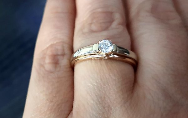 Золотое кольцо КВ2791 на пальце