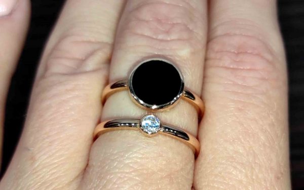 Фото красивое золотое кольцо КВ2812.14 на руке