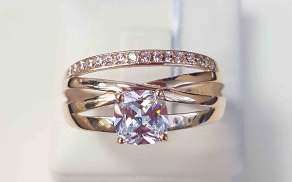 Золотое кольцо КВ2982 фото Золотое кольцо КВ2982 крупным планом камень