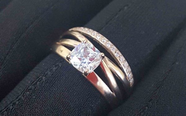 Золотое кольцо КВ2982 фото Золотое кольцо КВ2982 одето кольцо поверх черной перчатки