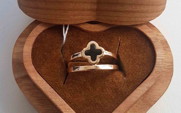 Золота каблучка з фианитом КВ3022 фото золотое кольцо с эмалью КВ3022 в коробке в виде сердечка