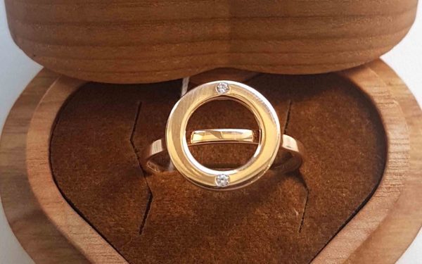 фото золотое кольцо с фианитом КВ3023 в коробке для подарков
