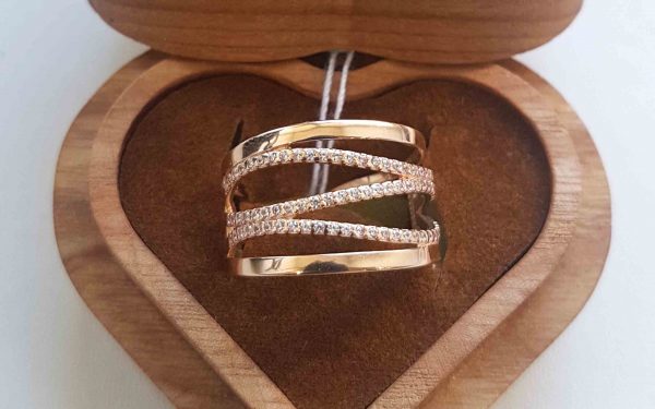 Золота каблучка з фианитом КВ3024 фото золотое кольцо с фианитом КВ3024 в коробке