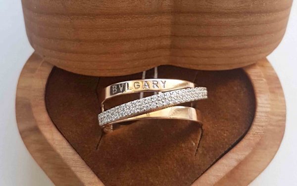 фото золотое кольцо с фианитом КВ3027 в подарочной коробке