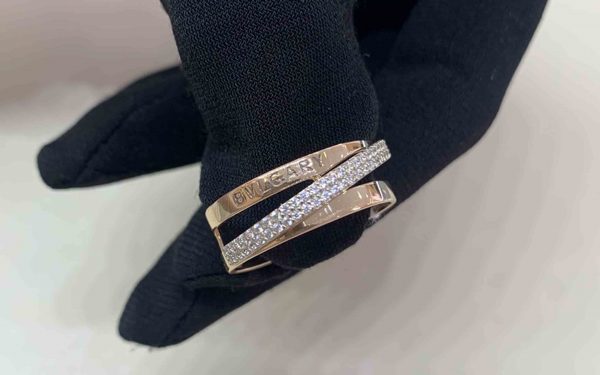 фото Золотое кольцо с фианитом КВ3027 на черной перчатке