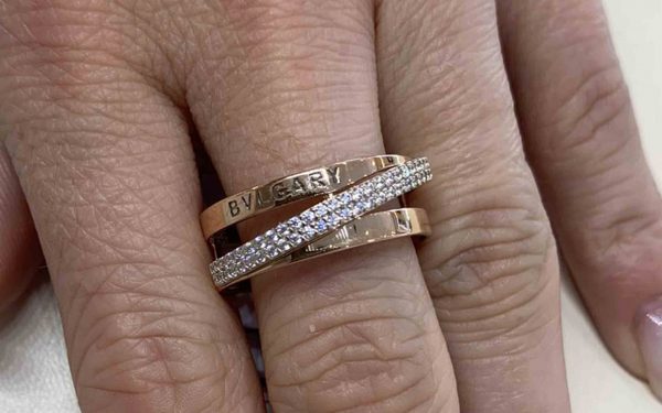 фото Золотое кольцо с фианитом КВ3027 одето на руке