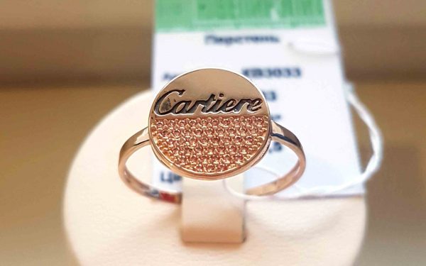 Золотое кольцо с фианитом КВ3033 фото Золотое кольцо с фианитом КВ3033 на подставке