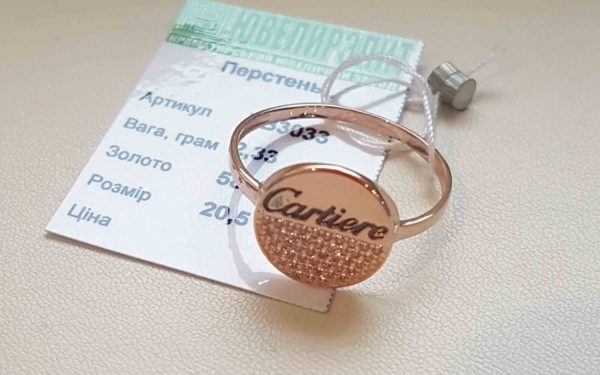 Золотое кольцо с фианитом КВ3033 фото Золотое кольцо с фианитом КВ3033 возле бирки товара