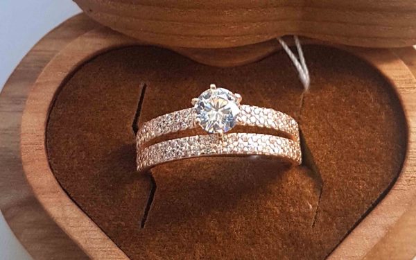 Золота каблучка з фианитом КВ3034 фото золотое кольцо с фианитом КВ3034 в коричневой коробке подарочной