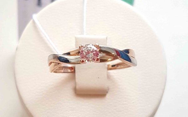 фото золотое кольцо с фианитом КВ3037 на подставке вид на центральный фианит