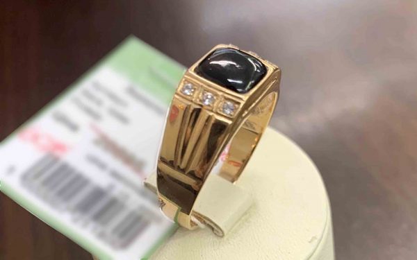 Золотая печатка ПЧ018 Фото Золотая печатка ПЧ018 вид сбоку на грани с фианитами