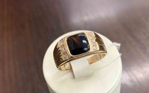 Золотая печатка ПЧ018 фото Золотая печатка ПЧ018 вид сверху на камень