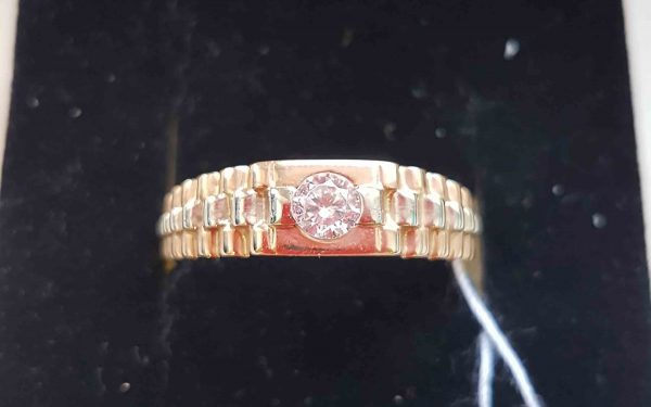 фото Золотая печатка ПЧ049 вид сверху на камни