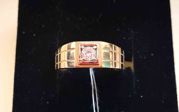 Золотая печатка ПЧ084 фото Золотая печатка ПЧ084 вид на камень сверху