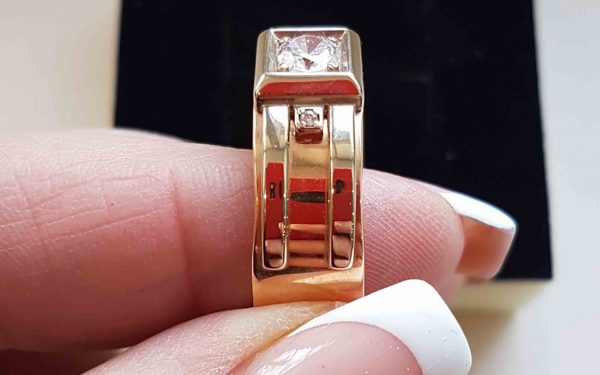 Золотая печатка ПЧ204 фото Золотая печатка ПЧ204 в руках