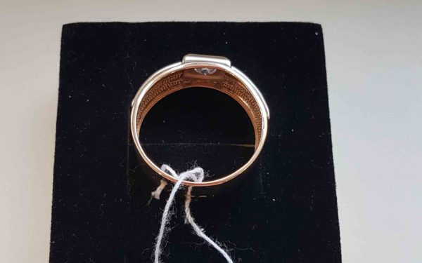 Золотая печатка ПЧ204 фото Золотая печатка ПЧ204 вид сбоку на черном бархате