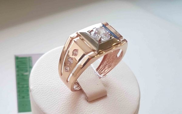 Золотая печатка ПЧ234 фото Золотая печатка ПЧ234 на подставке