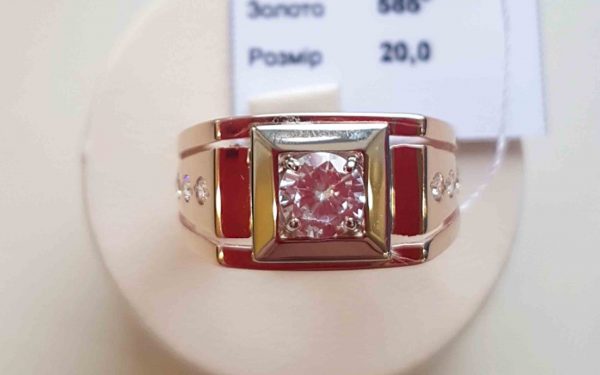 Золотая печатка ПЧ234 фото Золотая печатка ПЧ234 очень крупным планом