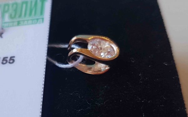 фото Золотая подвеска ПВ1155 лежит на черном фоне