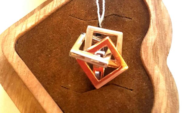 Золотая подвеска ПВ1178 Фото золотая подвеска ПВ1178 в виде трех квадратов