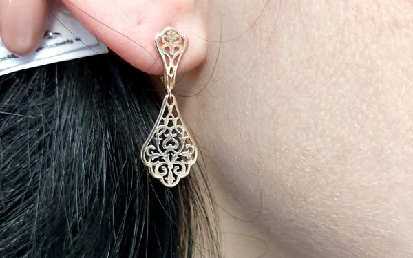 Золотые серьги СБ211 на ухе