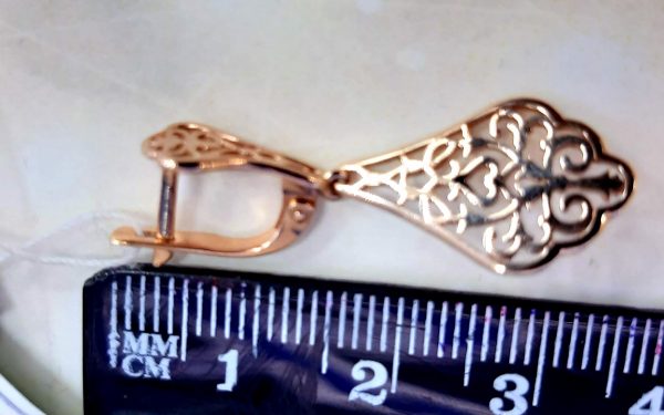 Золотые серьги СБ211 возле линейки