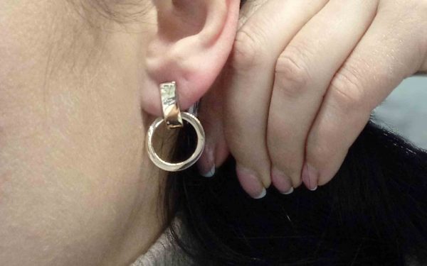 Золотые серьги СБ303 Фото Золотые сережки СБ303 на ушке