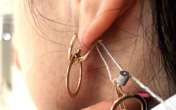 Фото Золотые серьги СБ343 в ухе вид сбоку