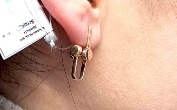 Золотые серьги СБ369 Фото Золотые серьги СБ369 в ушке вид спереди