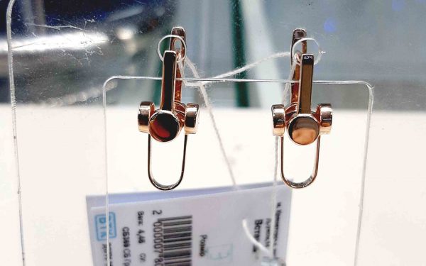 Золотые серьги СБ369 Фото Золотые серьги СБ369 на прозрачной подставке