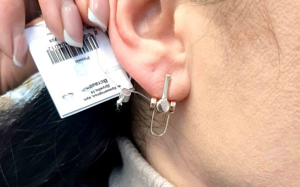 Золотые серьги СБ369 Фото Золотые серьги СБ369 на ушке