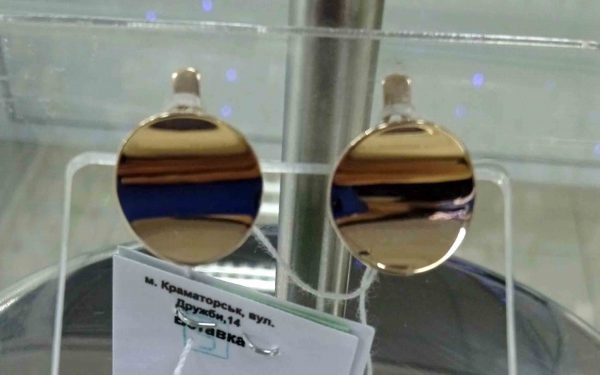 Фото Золотые серьги СБ371 на прозрачной подставке вид спереди