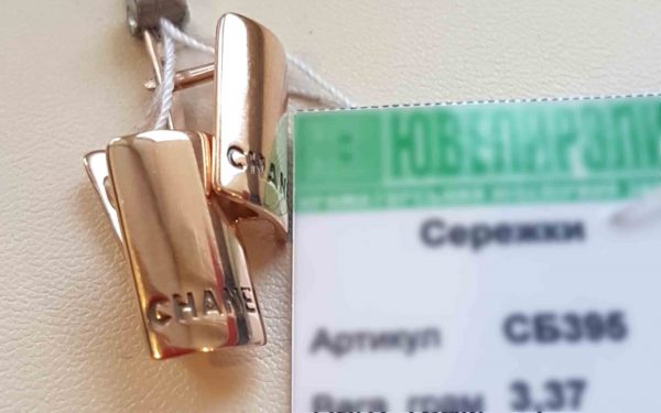 фото Золотые серьги СБ395 на столе с ценником