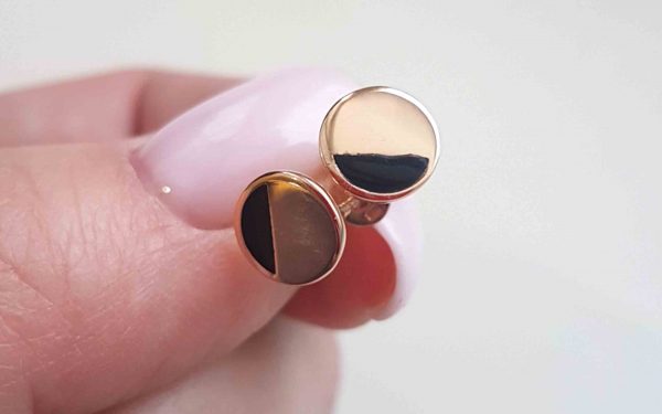 фото Золотые серьги с эмалью СВ2041.14 в руках