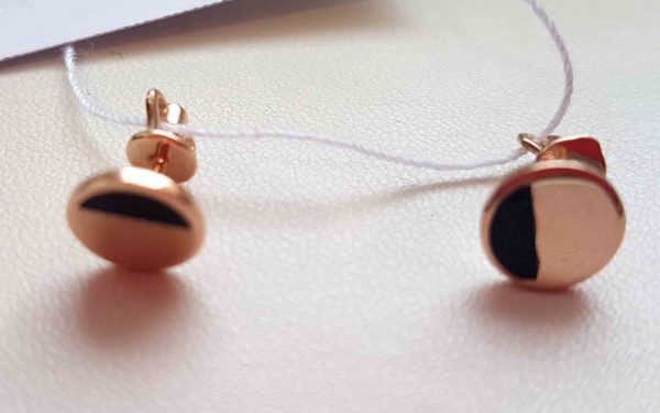 фото Золотые серьги с эмалью СВ2041.14 лежат на столе