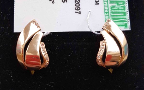 Золотые серьги СВ2097 фото Золотые серьги СВ2097 на подставке крупным планом